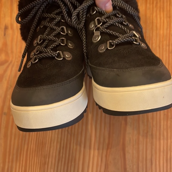 Black Kookaburra boots by Ugg, size 6 - Picture 10 of 12